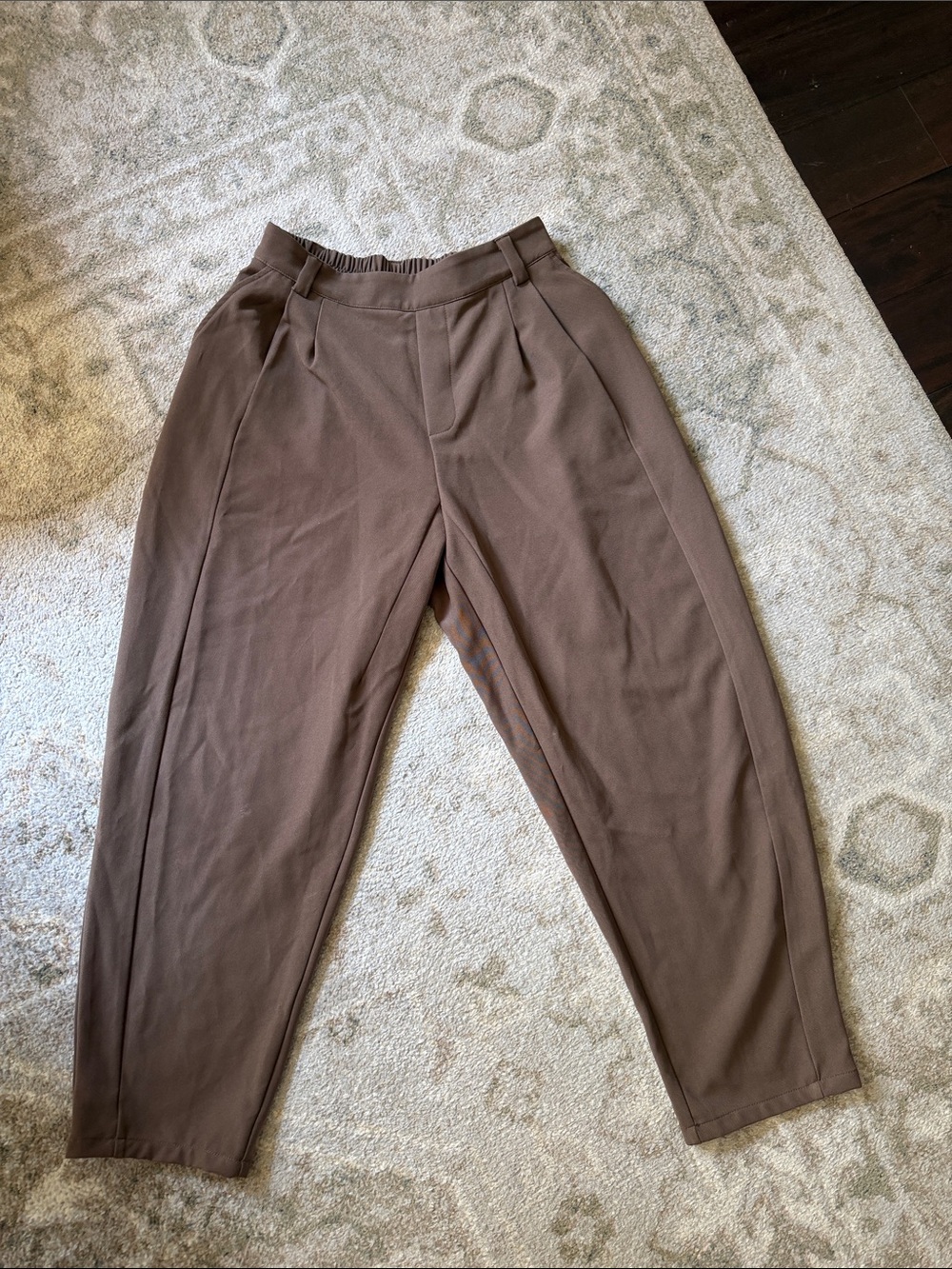 HALARA women’s Pleated Tapered Chinos in Brown